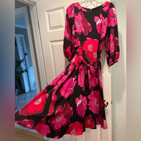 Talbots SATIN FIT & FLARE DRESS - BLOOMING FLORAL - Picture 4 of 5